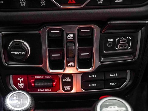Used 2024 Jeep Gladiator Rubicon w/ Technology Group AWD/4WD image 30