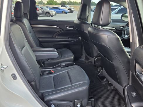 Used 2017 Toyota Highlander Limited FWD image 18