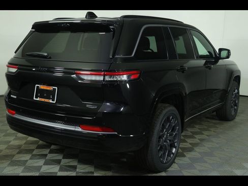 New 2026 Jeep Grand Cherokee Summit image 10