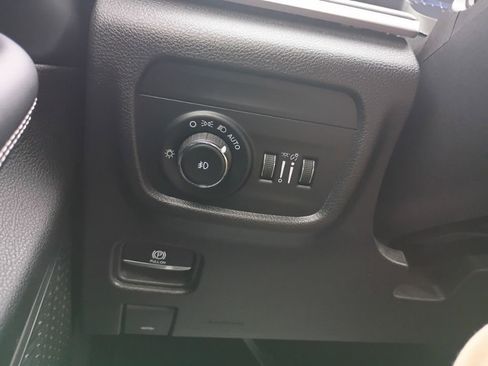 Used 2023 Jeep Grand Cherokee Limited image 24