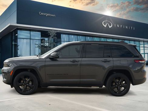 Used 2023 Jeep Grand Cherokee Altitude AWD/4WD image 7