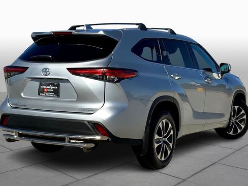 Used 2022 Toyota Highlander XLE AWD/4WD image 13