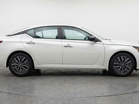 Used 2025 Nissan Altima 2.5 SV FWD image 11