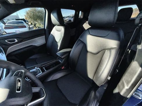 Used 2024 Jeep Compass Latitude image 11