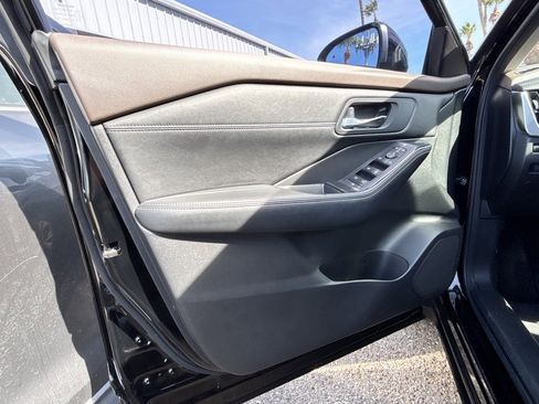 Used 2022 Nissan Rogue SV w/ SV Premium Package image 15