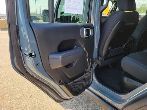 Used 2025 Jeep Wrangler Unlimited Rubicon 4xe w/ Safety Group AWD/4WD image 17