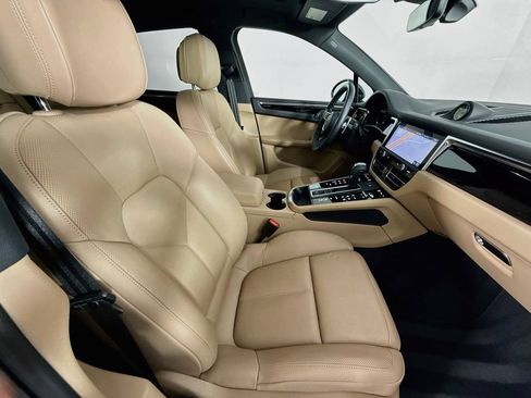 Certified 2023 Porsche Macan AWD/4WD image 29