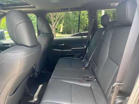 Used 2025 Lexus GX 550 w/ Accessory Package (31) AWD/4WD image 29