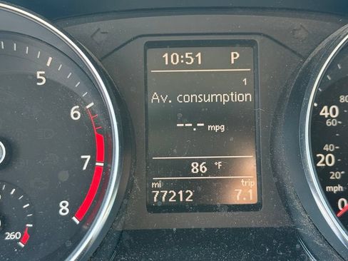 Used 2018 Volkswagen Passat 2.0T R-Line FWD image 4