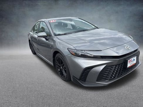Used 2025 Toyota Camry SE FWD image 8