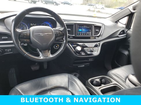 Used 2019 Chrysler Pacifica Touring-L w/ S Appearance Package image 11