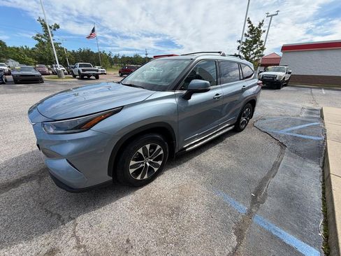 Used 2021 Toyota Highlander XLE FWD image 3