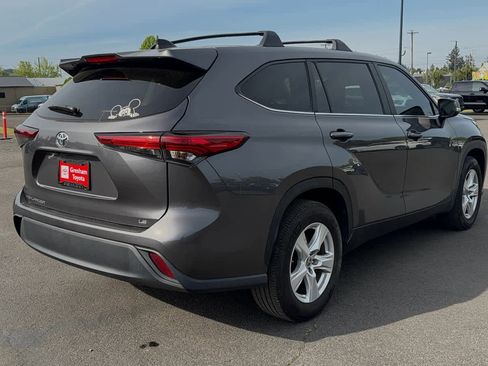 Used 2023 Toyota Highlander LE FWD image 4