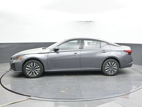 Used 2024 Nissan Altima 2.5 SV AWD/4WD image 5