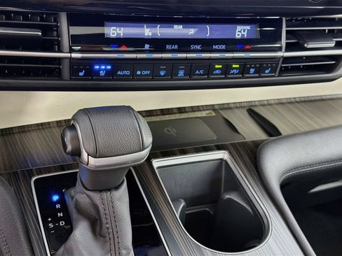 Used 2023 Toyota Sienna Platinum AWD/4WD image 19