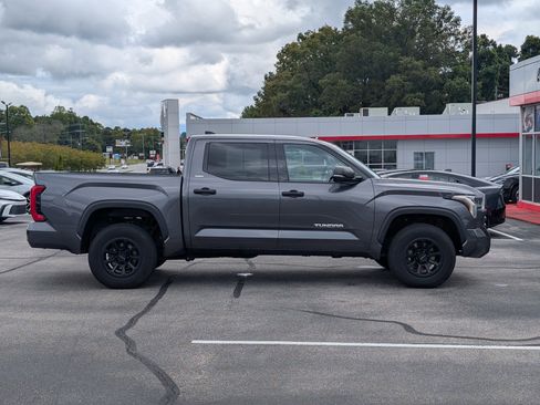 Used 2022 Toyota Tundra SR5 w/ SR5 Convenience Package image 6