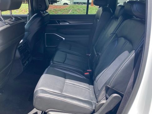 Used 2024 Jeep Wagoneer L Series II w/ Flexible Seating Group AWD/4WD image 8