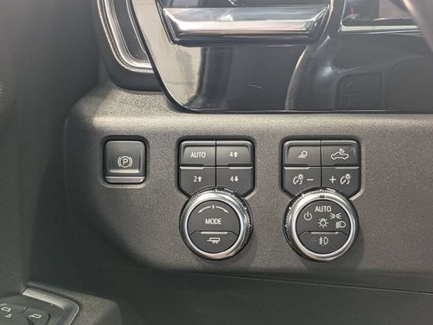 Used 2022 GMC Sierra 1500 SLT w/ X31 Off-Road Package AWD/4WD image 31