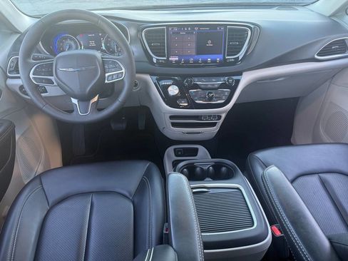 Used 2023 Chrysler Pacifica Touring-L image 15