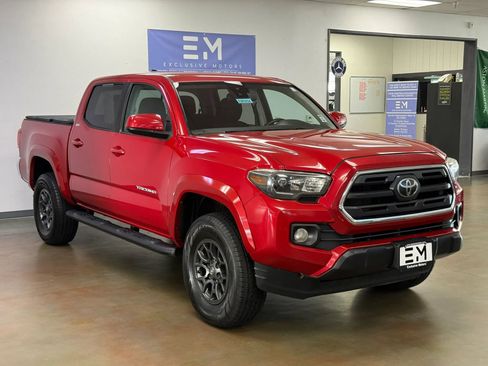 Used 2018 Toyota Tacoma SR5 w/ Exterior Package image 2