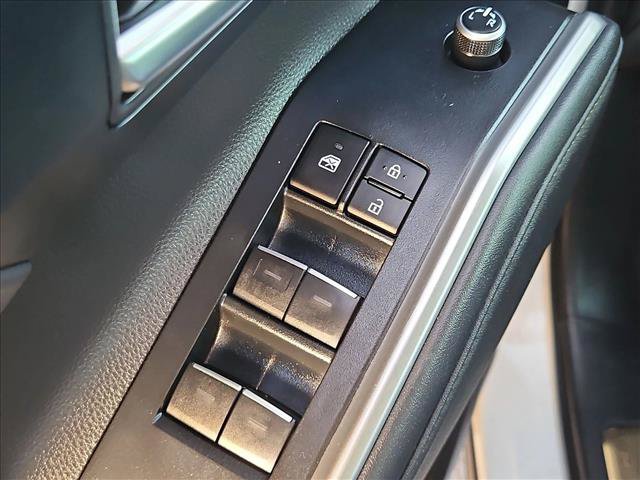 Used 2023 Toyota Highlander Bronze Edition FWD image 12