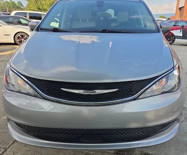 Used 2021 Chrysler Voyager Lxi FWD image 1