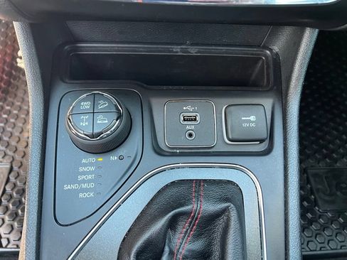 Used 2019 Jeep Cherokee Trailhawk w/ Cold Weather Group AWD/4WD image 36