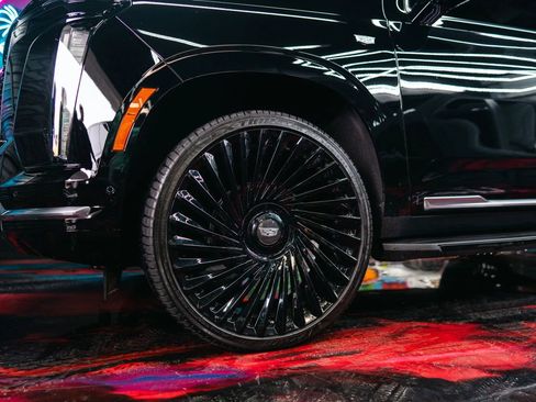 Used 2025 Cadillac Escalade Premium Luxury image 8