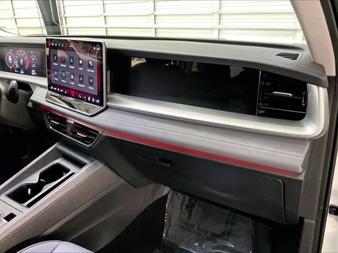 Used 2025 Volkswagen Tiguan SE image 19