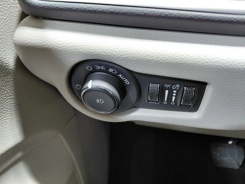 Used 2024 Chrysler Pacifica Touring-L image 40