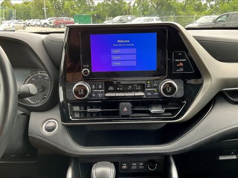 Used 2024 Toyota Highlander LE AWD/4WD image 23