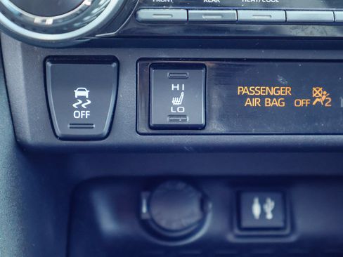 Used 2019 Toyota RAV4 XLE w/ Convenience Package FWD image 6