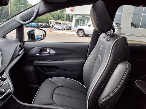 New 2026 Chrysler Pacifica Limited w/ S Appearance Package image 17