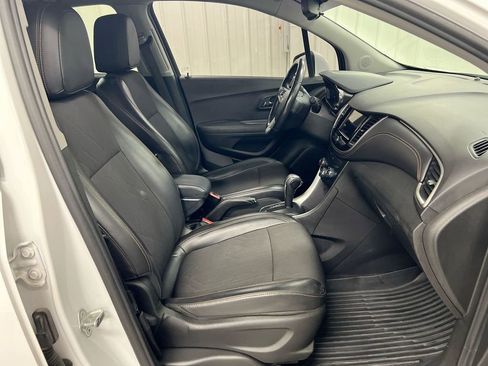 Used 2019 Chevrolet Trax LT w/ LT Convenience Package AWD/4WD image 21