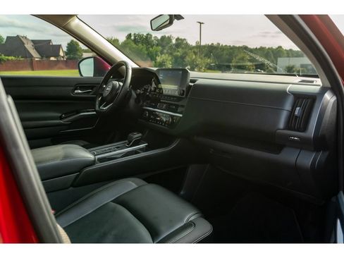 Used 2023 Nissan Pathfinder SL FWD image 19