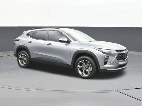 Used 2025 Chevrolet Trax LT w/ Driver Confidence Package FWD image 21