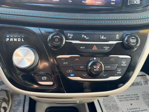 Used 2021 Chrysler Pacifica Touring-L FWD image 27