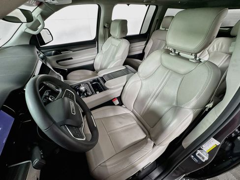 Used 2023 Jeep Wagoneer Series III w/ Premium Group I AWD/4WD image 16