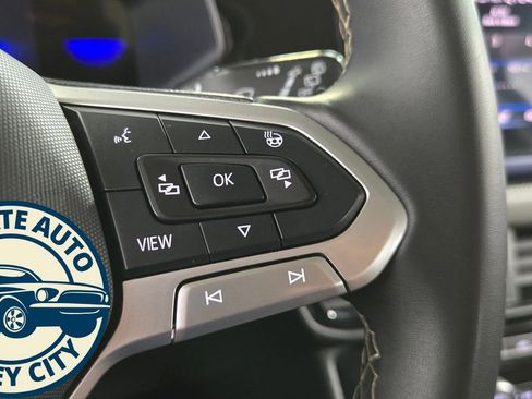 Used 2024 Volkswagen Taos SE image 12