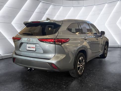 Used 2022 Toyota Highlander XLE image 4