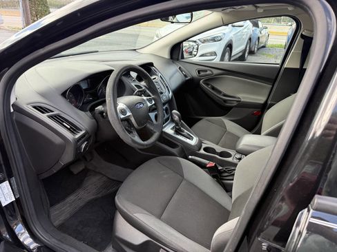 Used 2012 Ford Focus SE w/ SE Winter Pkg image 10