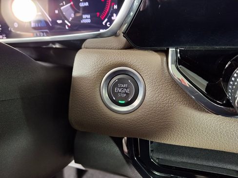 Used 2024 GMC Canyon Denali image 19