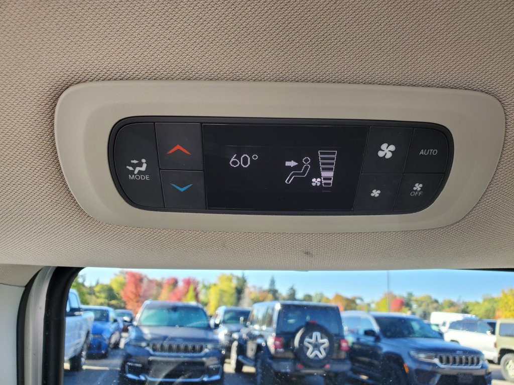 Used 2023 Chrysler Pacifica Touring-L FWD image 11