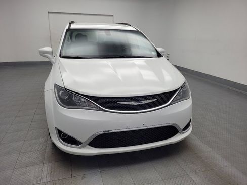 Used 2017 Chrysler Pacifica Touring-L image 14