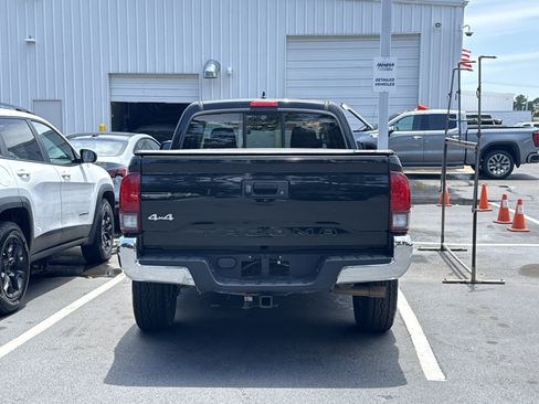 Used 2018 Toyota Tacoma SR5 AWD/4WD image 8