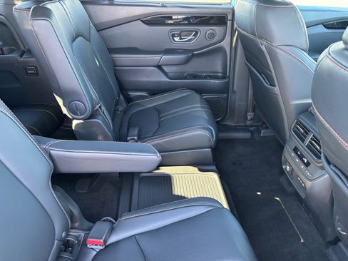 Used 2025 Honda Pilot TrailSport image 16