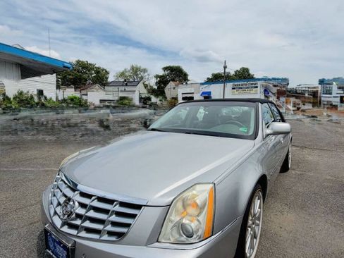 Used 2006 Cadillac DTS w/ Sun And Sound Package FWD image 3