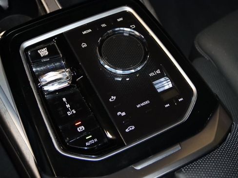 Used 2023 BMW 760i xDrive image 59