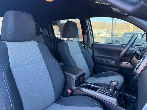 Used 2022 Toyota Tacoma TRD Off-Road image 13