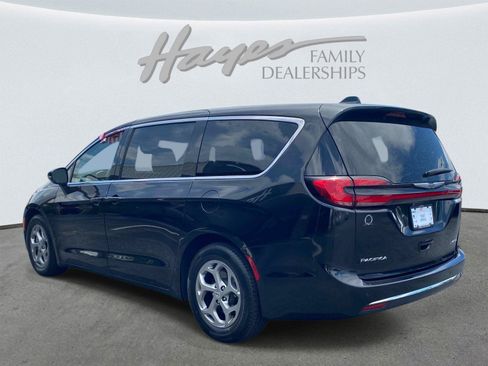 Used 2024 Chrysler Pacifica Limited FWD image 9